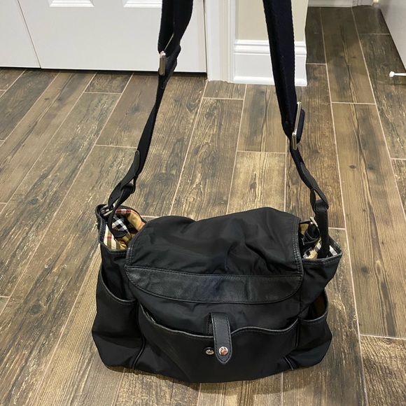 Burberry diaper bag. Black nylon with signature Burberry print inside - Picture 5 of 9